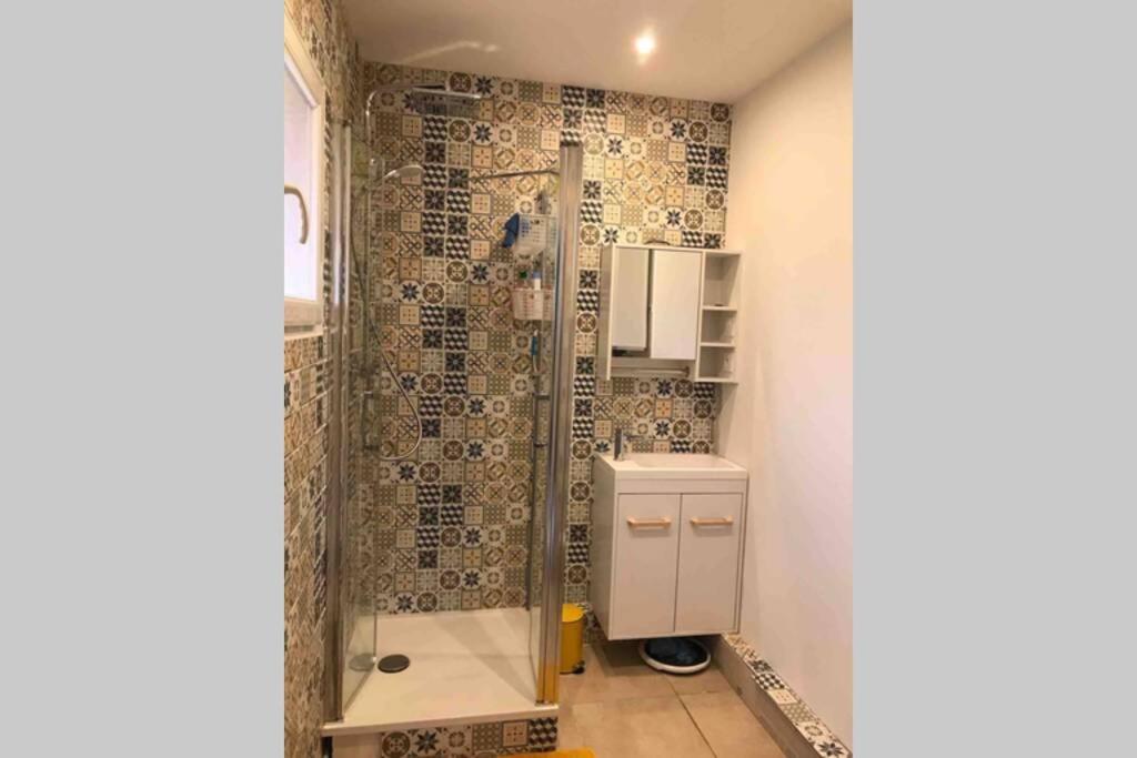 Logement Attenant A Une Villa T2 Avec Terrasse . 伊索勒河畔贝斯 外观 照片